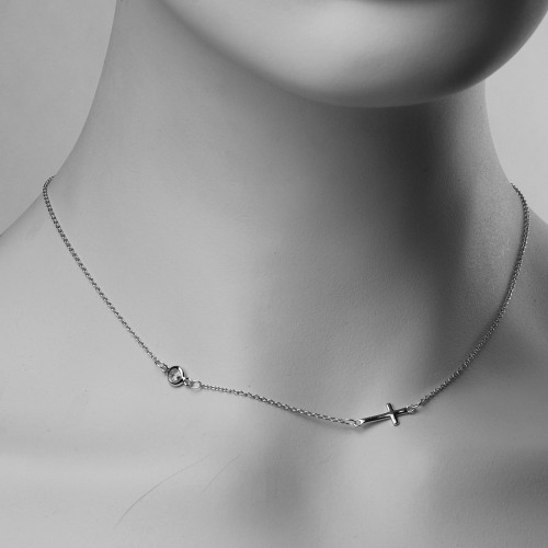 Strieborný retiazka s bočným krížikom a zirkónom