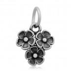 Drobný oceľový prívesok kvietky
