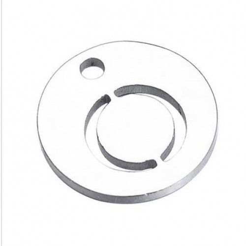 Drobný okrúhly oceľový prívesok - iniciála