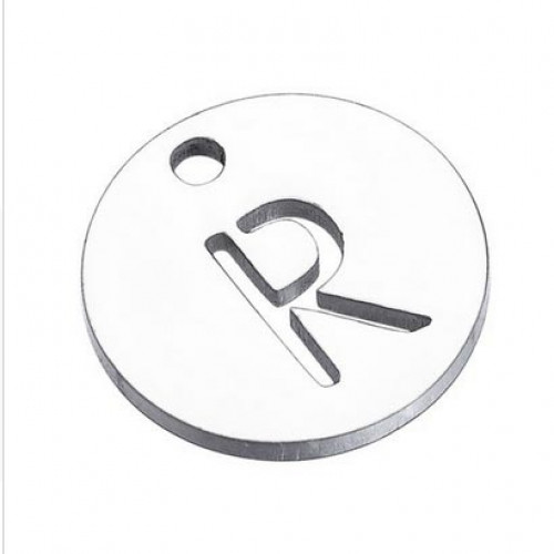 Drobný okrúhly oceľový prívesok - iniciála