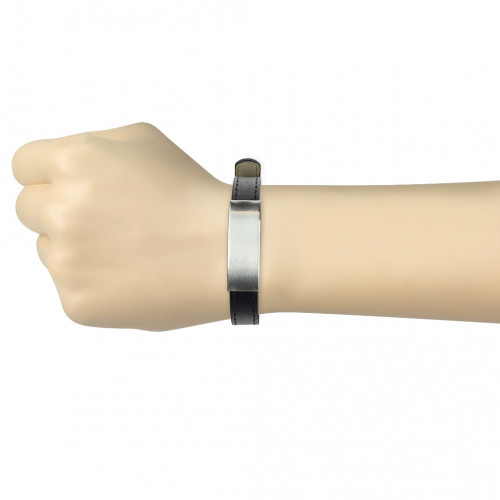 Čierny náramok s oceľovou doštičkou