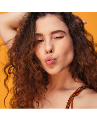 Pozlátený piercing - kruh so srdiečkom, číra farba