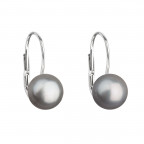 Strieborné náušnice visiace so šedou riečnou perlou