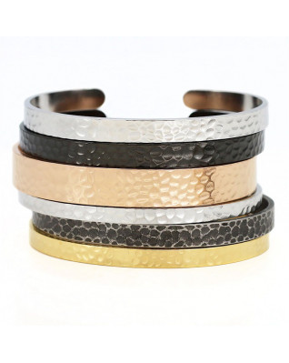 Tepaný pozlátený oceľový náramok s rytinou textu