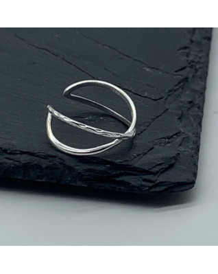 Prekrížený strieborný prsteň tepaný