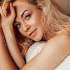 Zahnutý piercing do nosa - titán, opál 2 mm