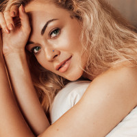 Zahnutý piercing do nosa - titán, opál 2 mm