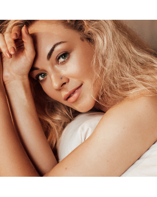 Zahnutý piercing do nosa - titán, opál 2 mm