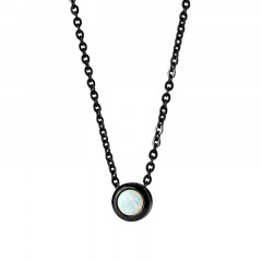 Čierny oceľový náhrdelník s opálom bielej farby