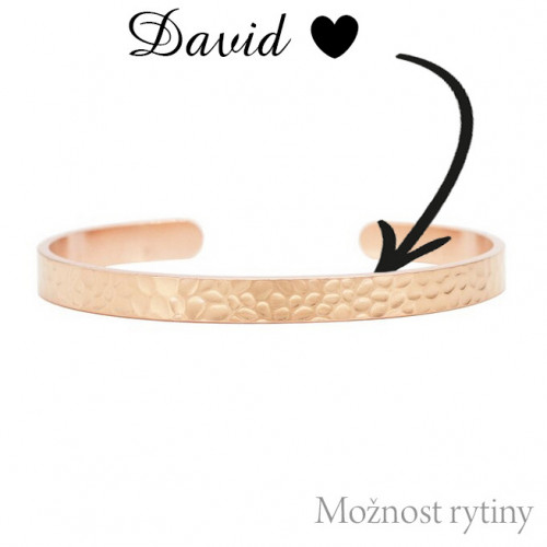 Tepaný pozlátený oceľový náramok s rytinou textu