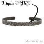 Tepaný oceľový náramok s rytinou textu