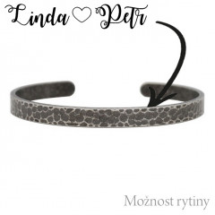 Tepaný oceľový náramok s rytinou textu