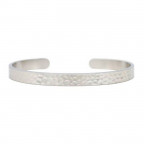 Tepaný oceľový náramok s rytinou textu