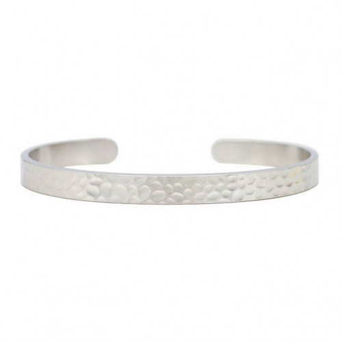 Tepaný oceľový náramok s rytinou textu