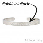 Tepaný oceľový náramok s rytinou textu