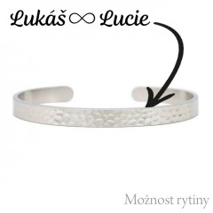 Tepaný oceľový náramok s rytinou textu