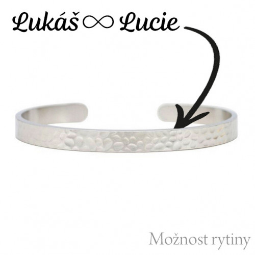 Tepaný oceľový náramok s rytinou textu