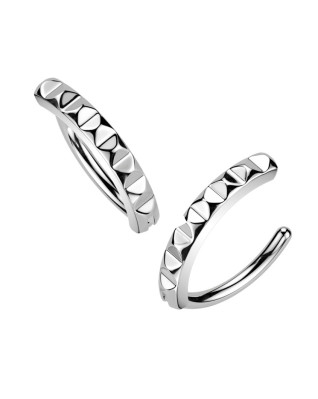 Piercing do pupku so štruktúrovaným štítom